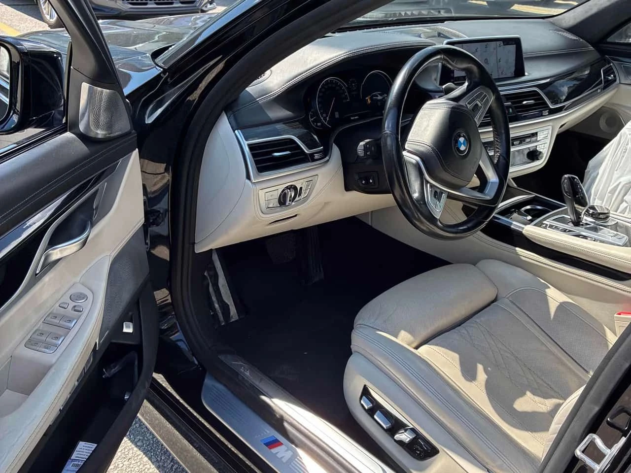 BMW 750 AWD 4.4L xDrive / DISTRONIC / 360 / 2 ЧИФТА ДЖАНТИ, снимка 6 - Автомобили и джипове - 55404763