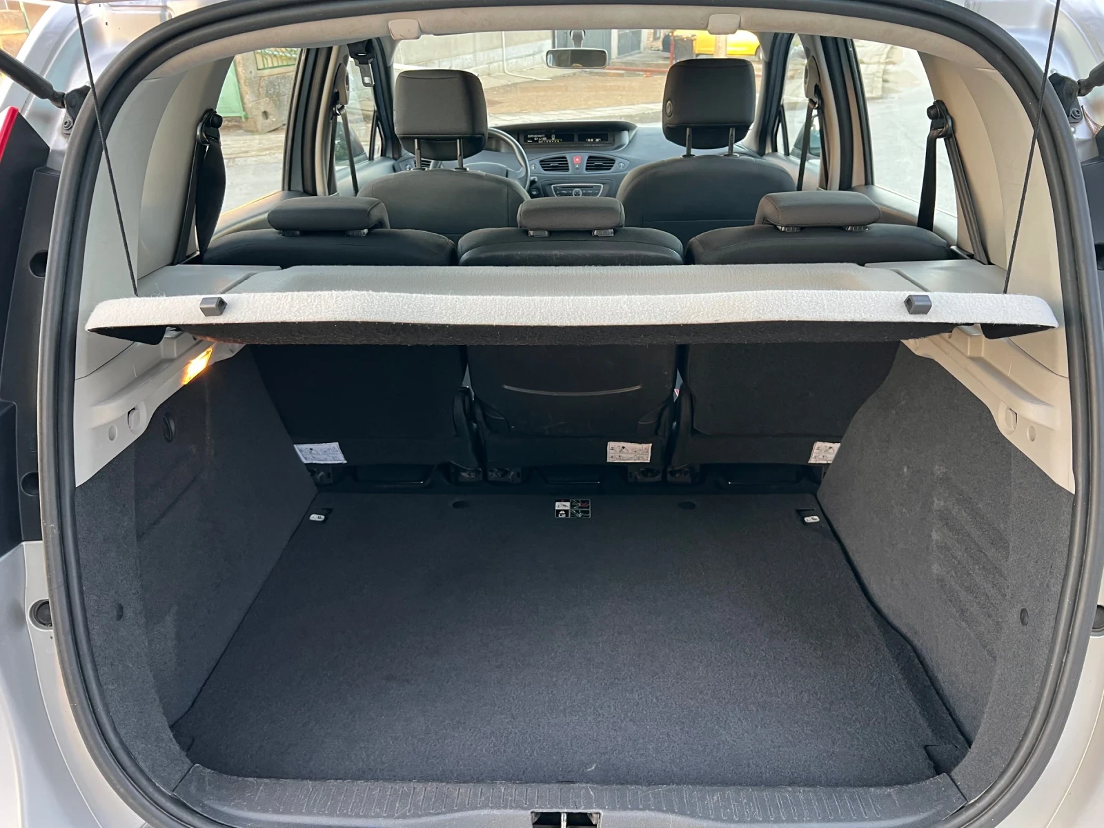 Renault Scenic 1.5 DCI * 2010 6ск, снимка 15 - Автомобили и джипове - 55955100