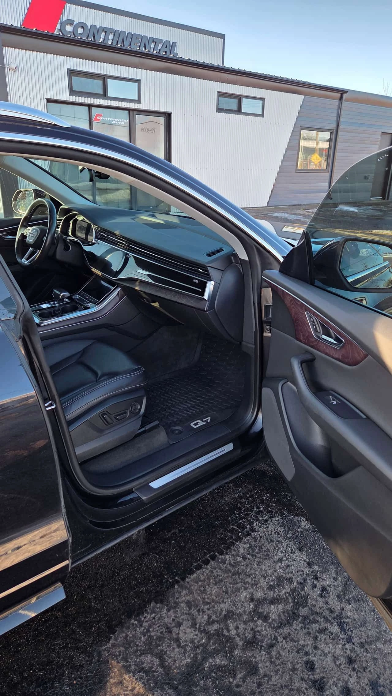 Audi Q8 * АВТО КРЕДИТ* ЦЕНА ДО БГ * СЕРВИЗНА ИСТОРИЯ *  - изображение 8