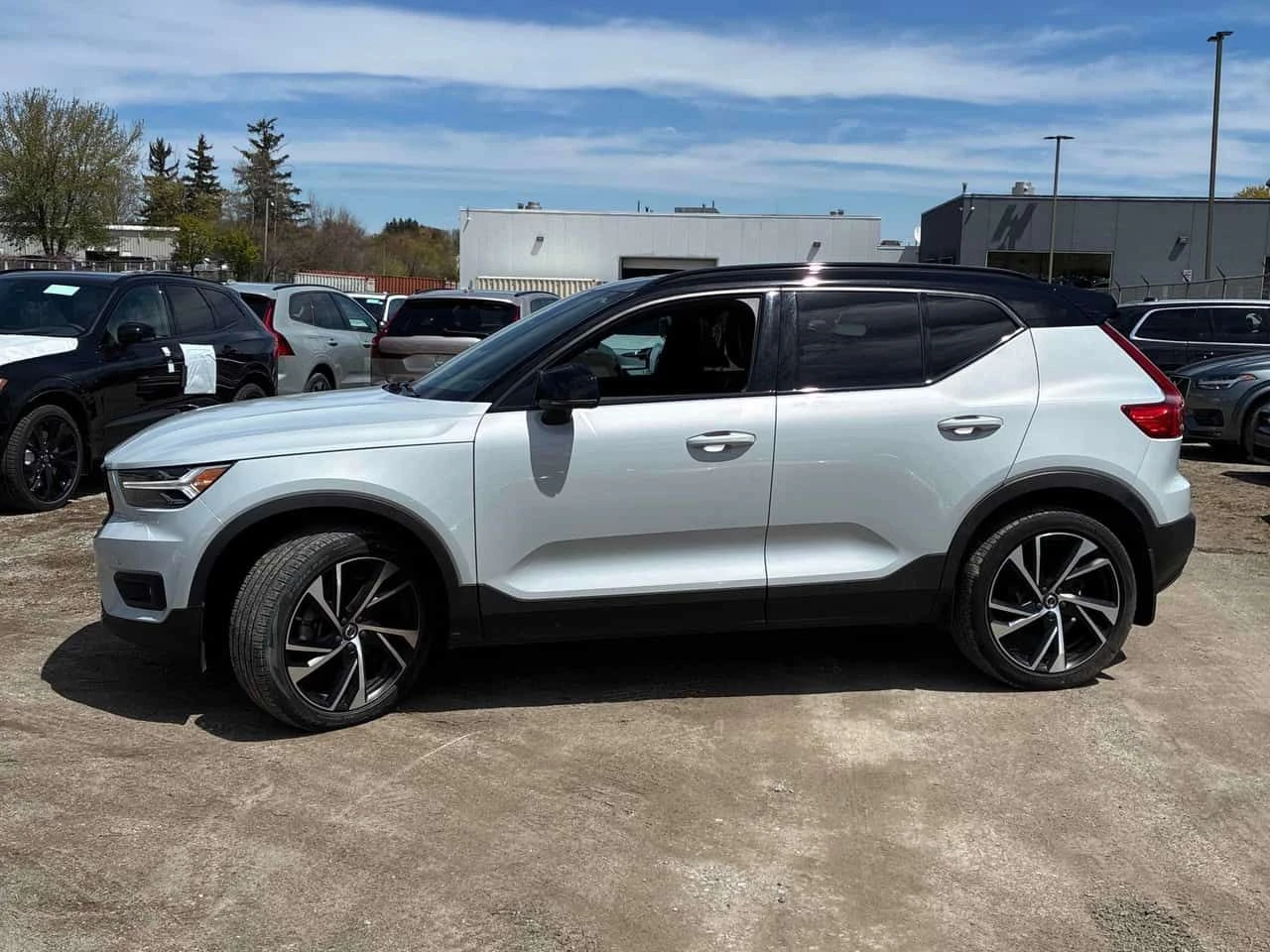 Volvo XC40 R-Design| Harman Kardon| 360| Panorama| 2 Kлюча, снимка 2 - Автомобили и джипове - 54641176