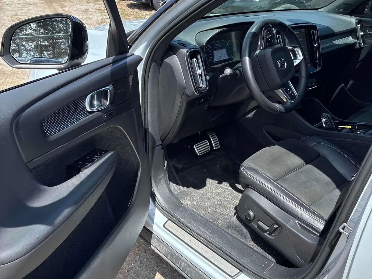 Volvo XC40 R-Design| Harman Kardon| 360| Panorama| 2 Kлюча, снимка 6 - Автомобили и джипове - 54641176