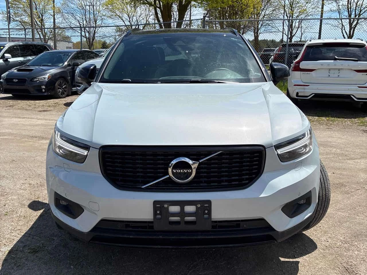 Volvo XC40 R-Design| Harman Kardon| 360| Panorama| 2 Kлюча, снимка 3 - Автомобили и джипове - 54641176
