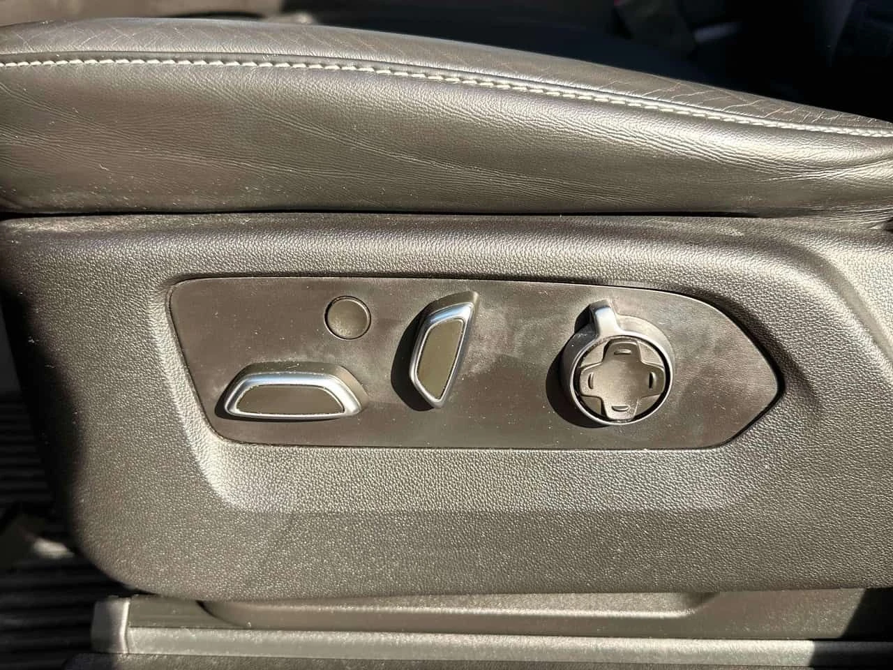Cadillac Escalade ESV CARFAX, снимка 13 - Автомобили и джипове - 54760871