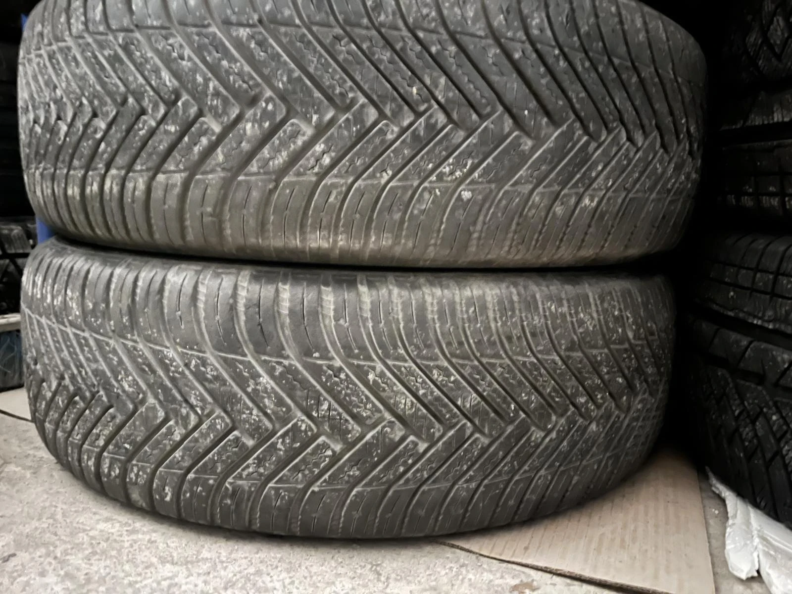 Гуми Всесезонни 215/65R17, снимка 2 - Гуми и джанти - 54583096