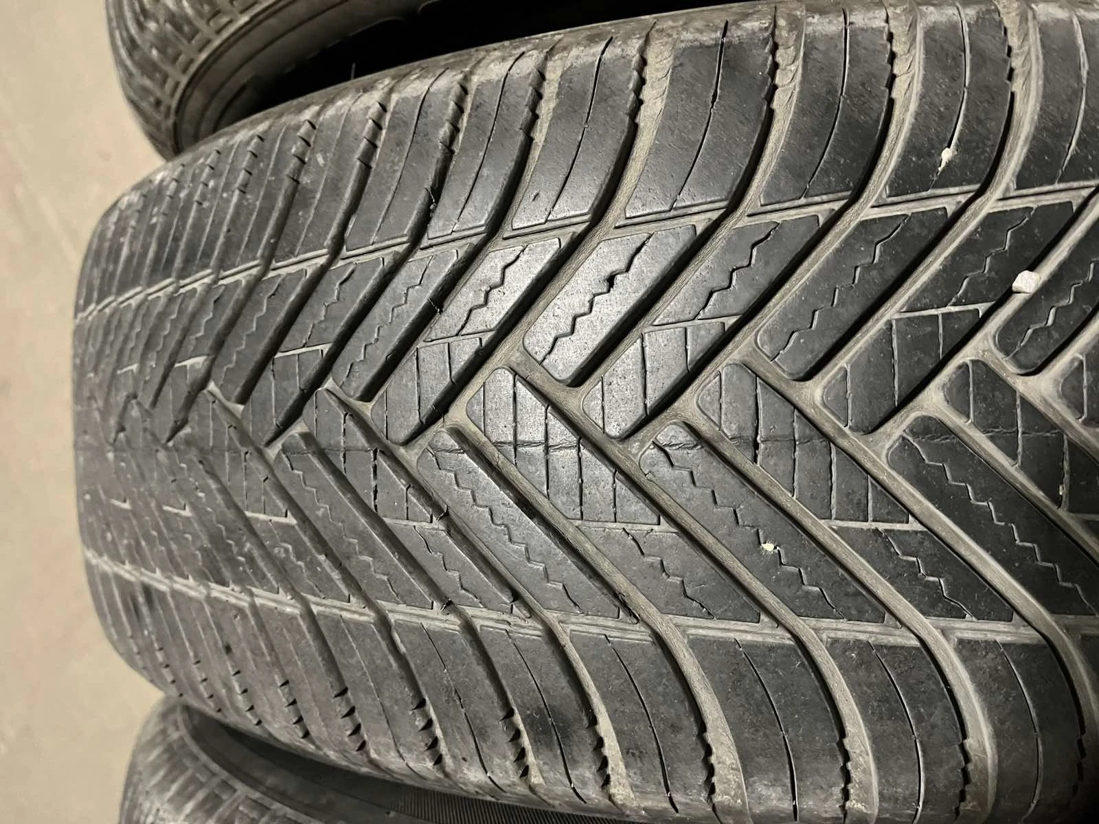 Гуми Всесезонни 215/65R17, снимка 5 - Гуми и джанти - 54583096