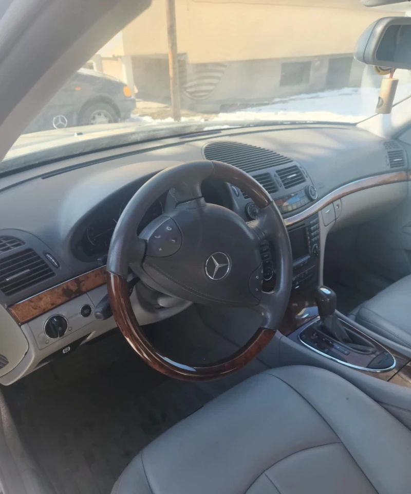 Mercedes-Benz E 320, снимка 7 - Автомобили и джипове - 49210163