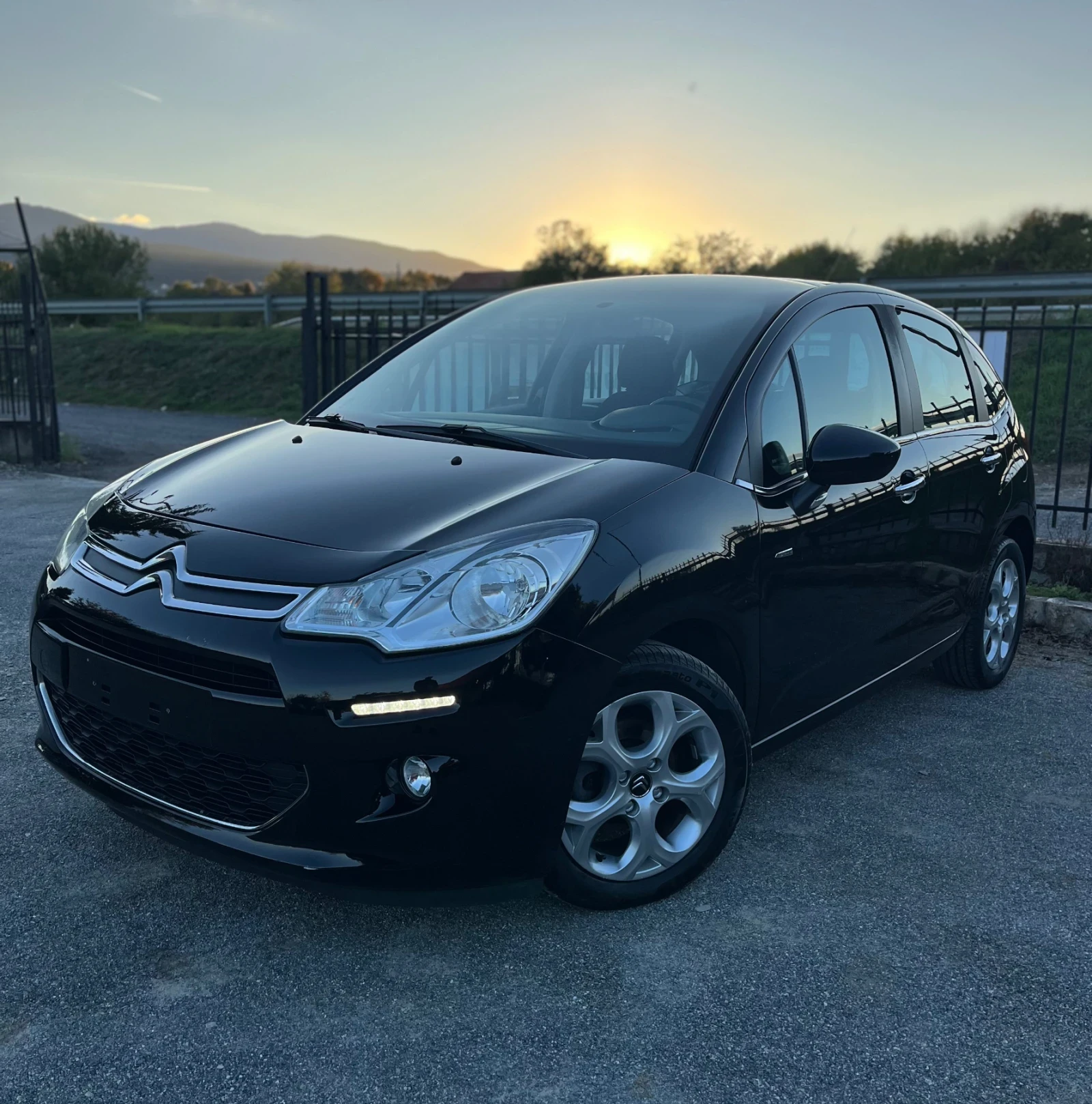 Citroen C3 1.2i* EXCLUSIVE* PANORAMA* NAVI* 108000KM - [1] 