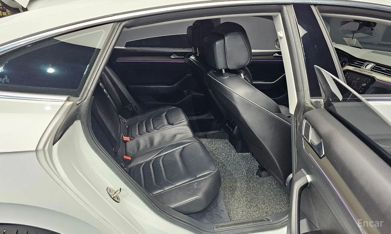 VW Arteon 2.0 TDI Prestige* DISTRONIC* МАСАЖ* ХЕДЪП* ПАНОРАМ, снимка 16 - Автомобили и джипове - 55224401