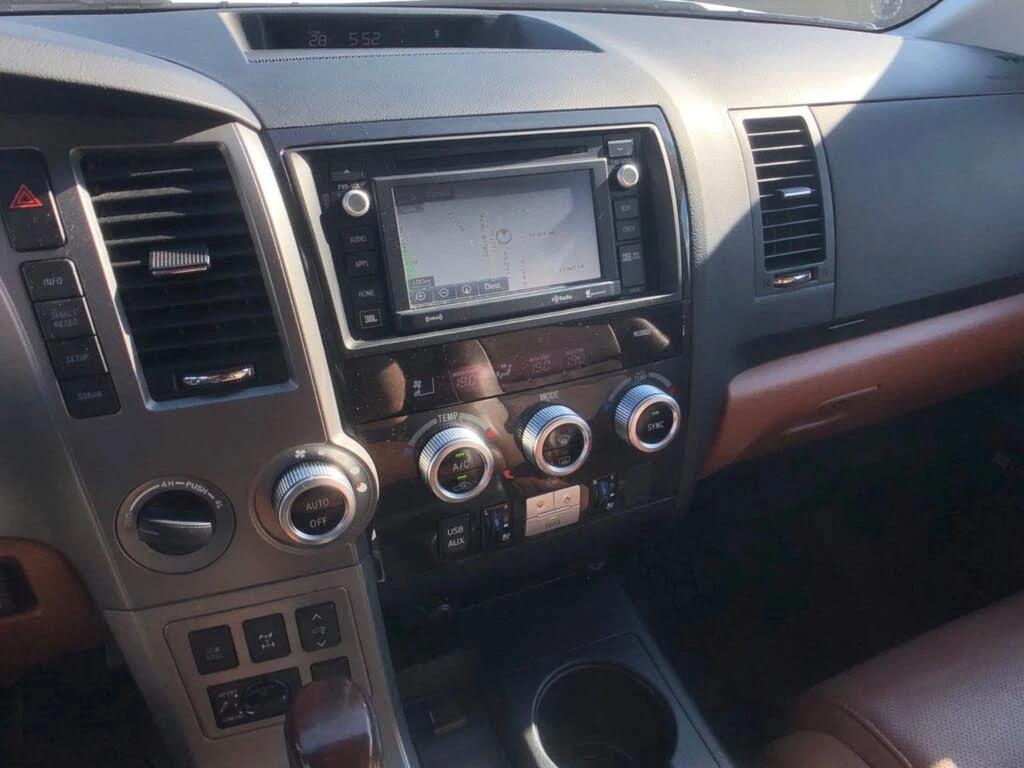 Toyota Sequoia * ПАНО* KEYLESS* Camera* ПОДГРЕВ* , снимка 15 - Автомобили и джипове - 55463713