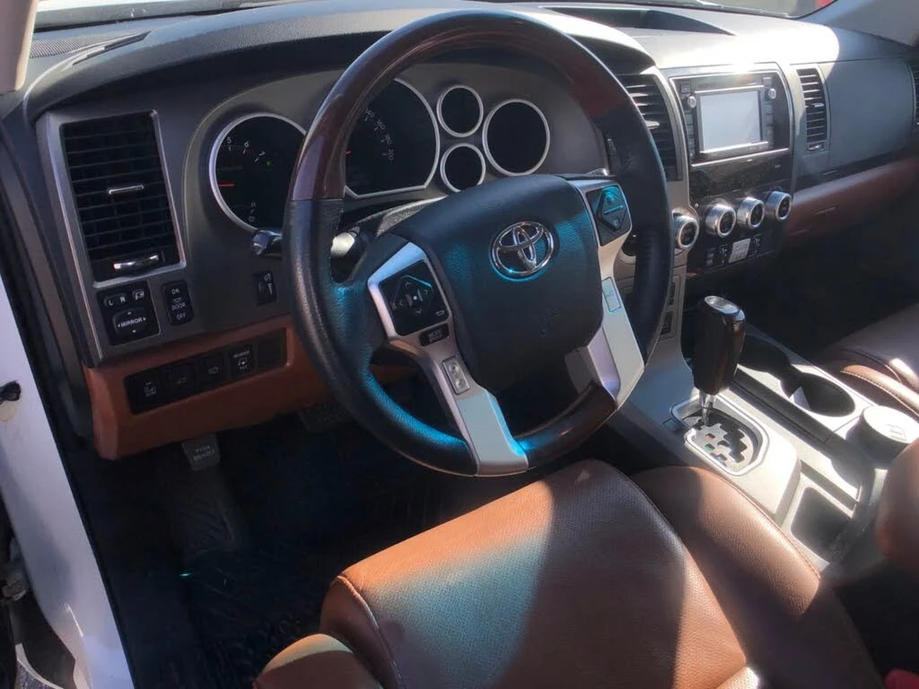 Toyota Sequoia * ПАНО* KEYLESS* Camera* ПОДГРЕВ* , снимка 14 - Автомобили и джипове - 55463713