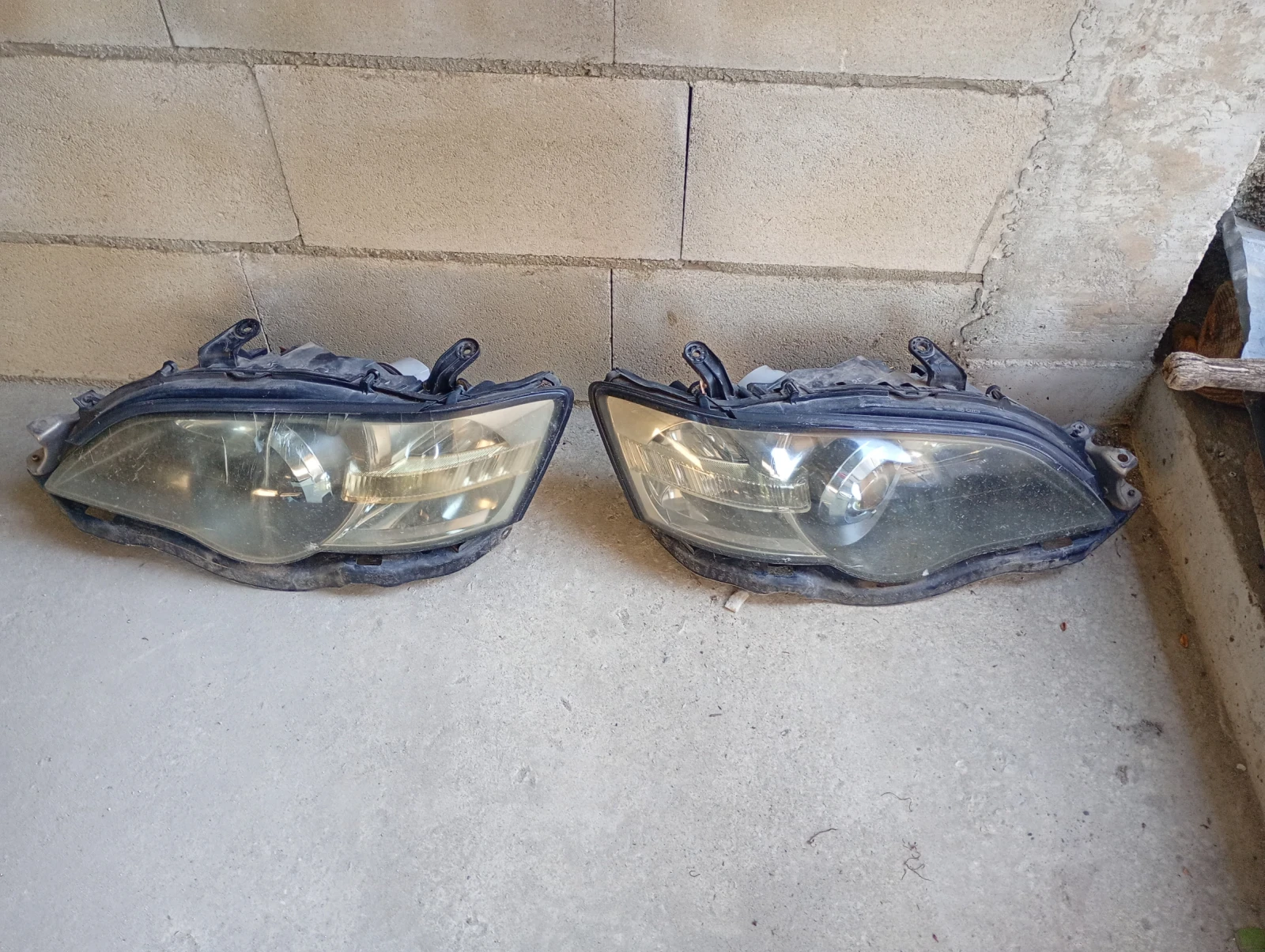 Предни фарове Subaru Outback 2004