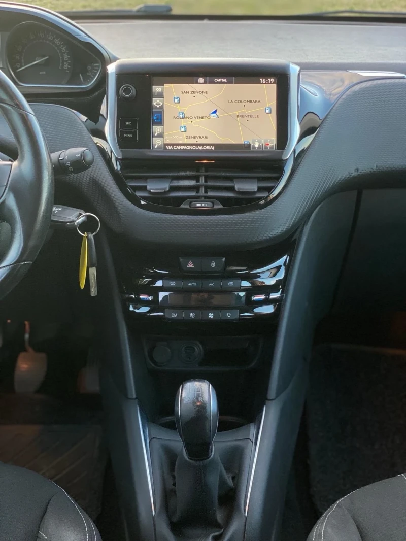 Peugeot 208 1.6HDI EURO6, снимка 13 - Автомобили и джипове - 52730661