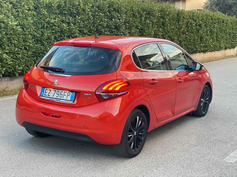 Peugeot 208 1.6HDI EURO6, снимка 4 - Автомобили и джипове - 52730661