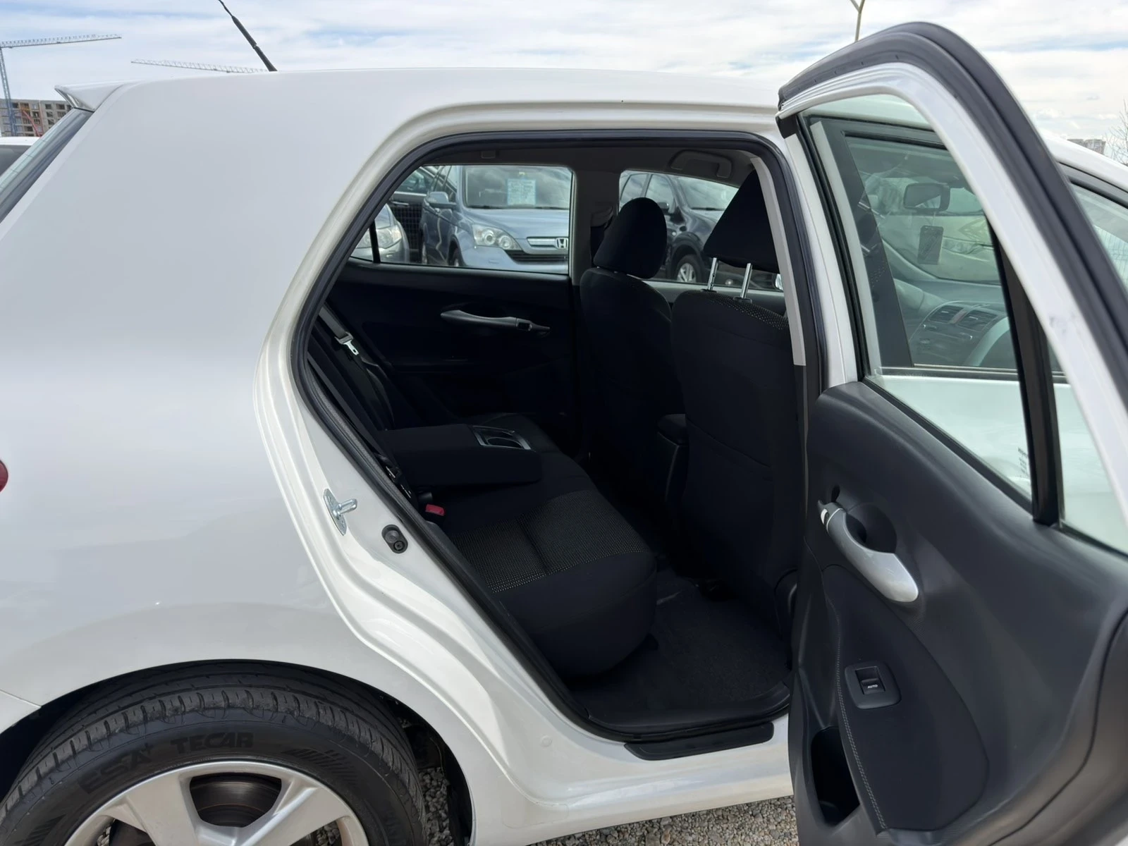 Toyota Auris 1.6i FACE, снимка 15 - Автомобили и джипове - 54126775