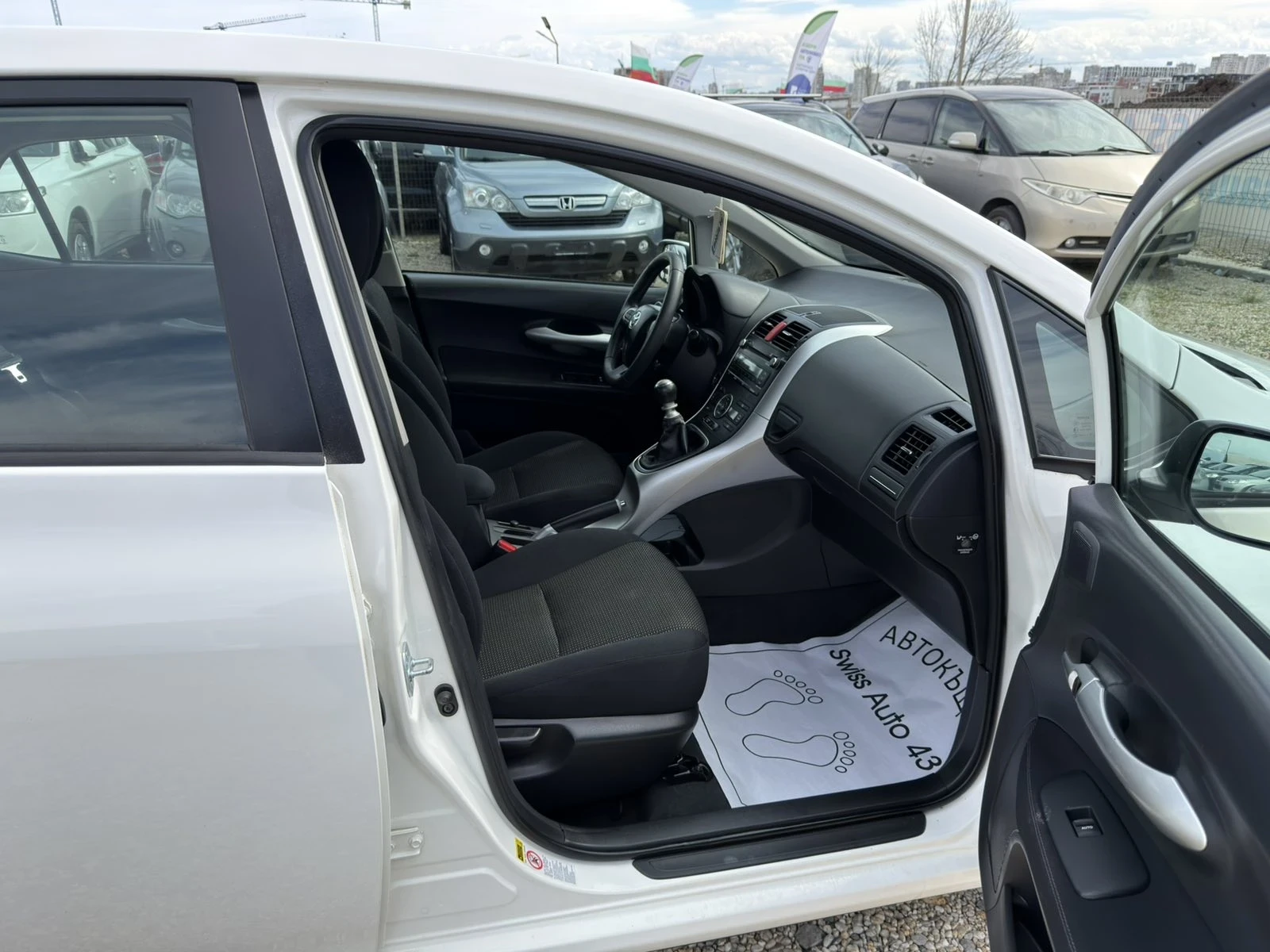 Toyota Auris 1.6i FACE, снимка 13 - Автомобили и джипове - 54126775