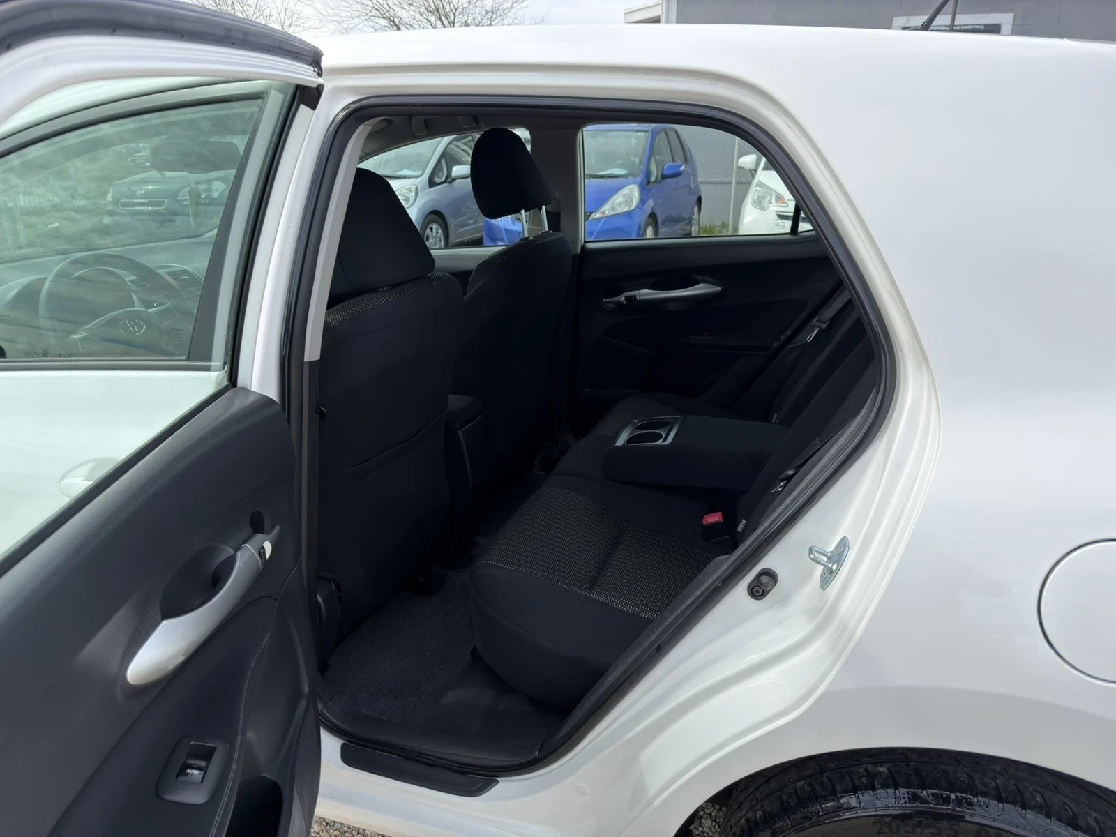 Toyota Auris 1.6i FACE, снимка 14 - Автомобили и джипове - 54126775