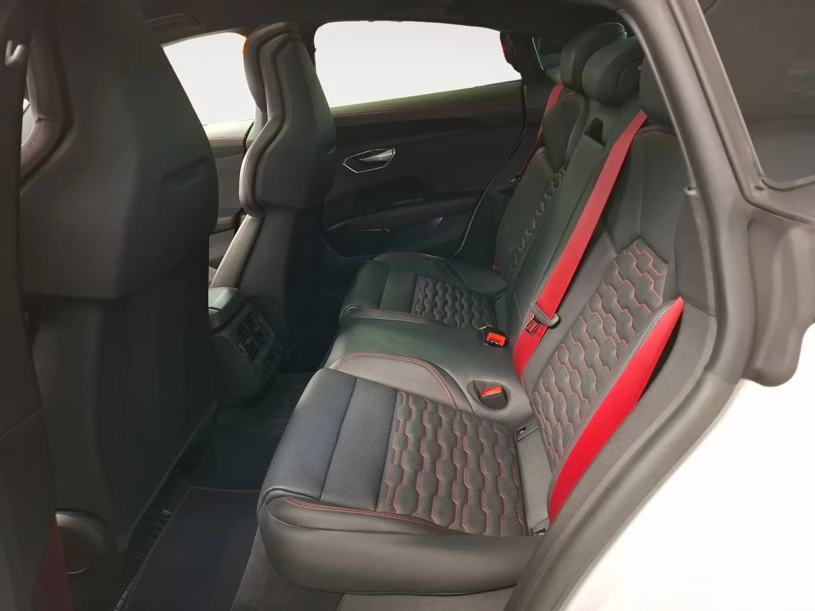 Audi E-Tron GT RS/598HP/QUATTRO/CARBON/LASER/MASS/PANO/360/447z, снимка 12 - Автомобили и джипове - 54691019