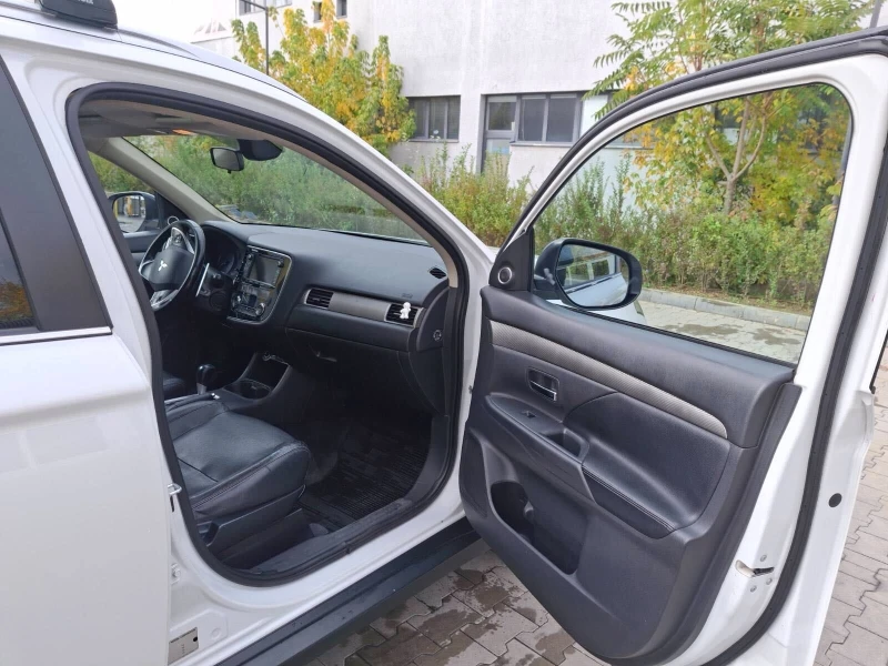 Mitsubishi Outlander, снимка 15 - Автомобили и джипове - 52214734