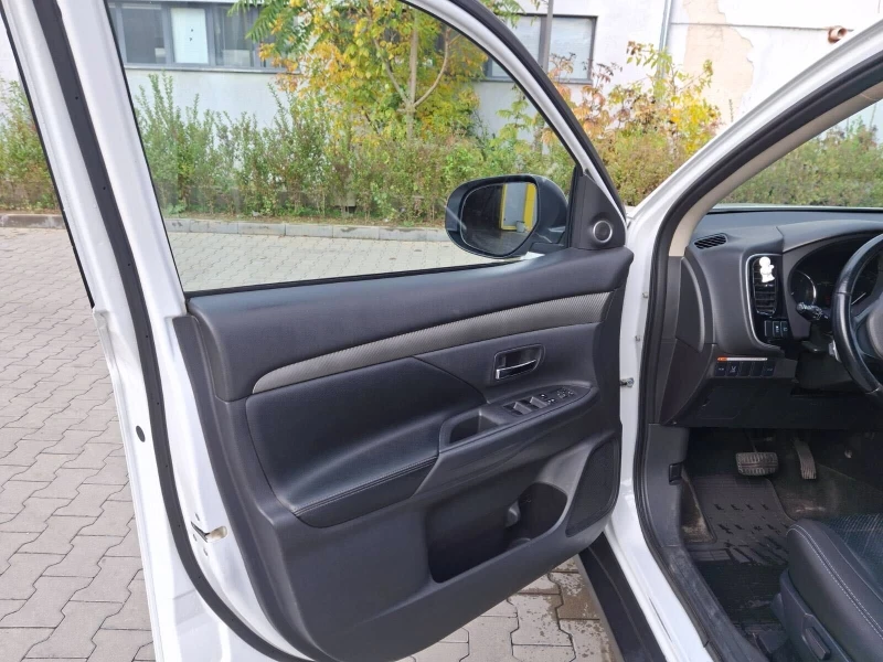 Mitsubishi Outlander, снимка 8 - Автомобили и джипове - 52214734