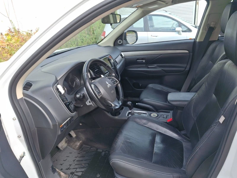 Mitsubishi Outlander, снимка 13 - Автомобили и джипове - 52214734