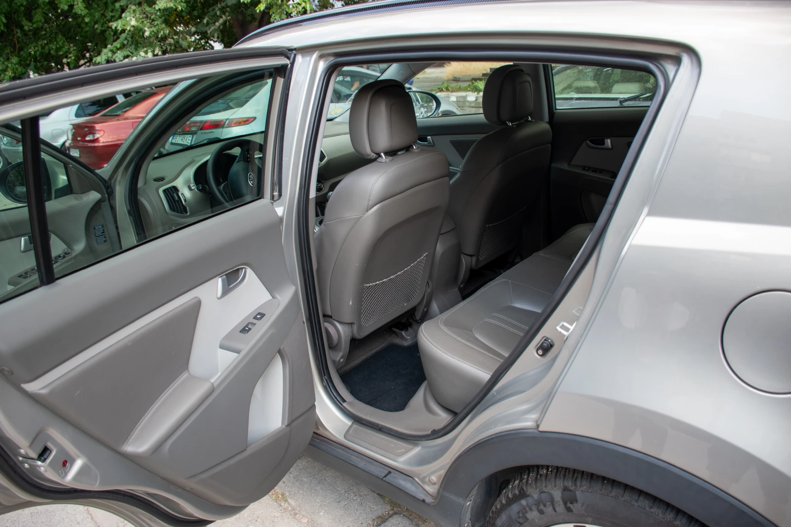 Kia Sportage 2.0 KRD, снимка 15 - Автомобили и джипове - 53788038