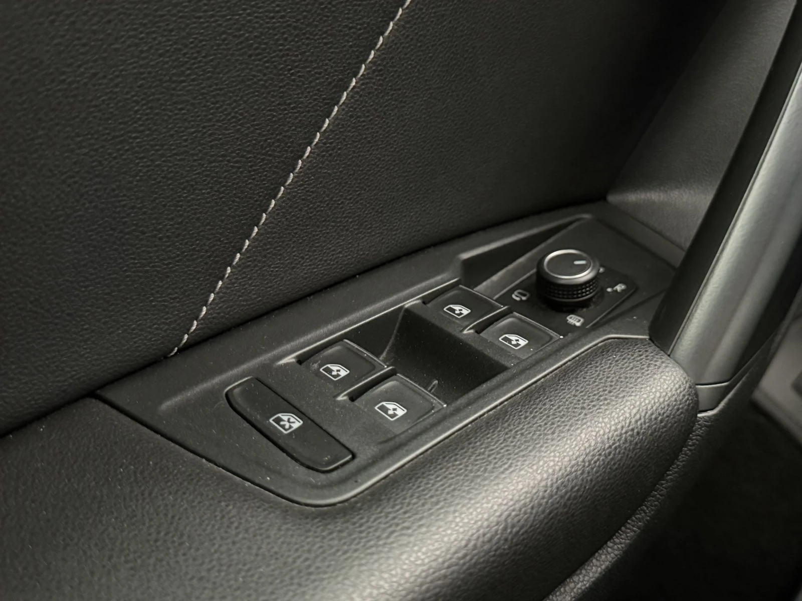VW Tiguan R-Line 2.0 TFSI 190hp 7/DSG 4MOTION, снимка 10 - Автомобили и джипове - 54679923