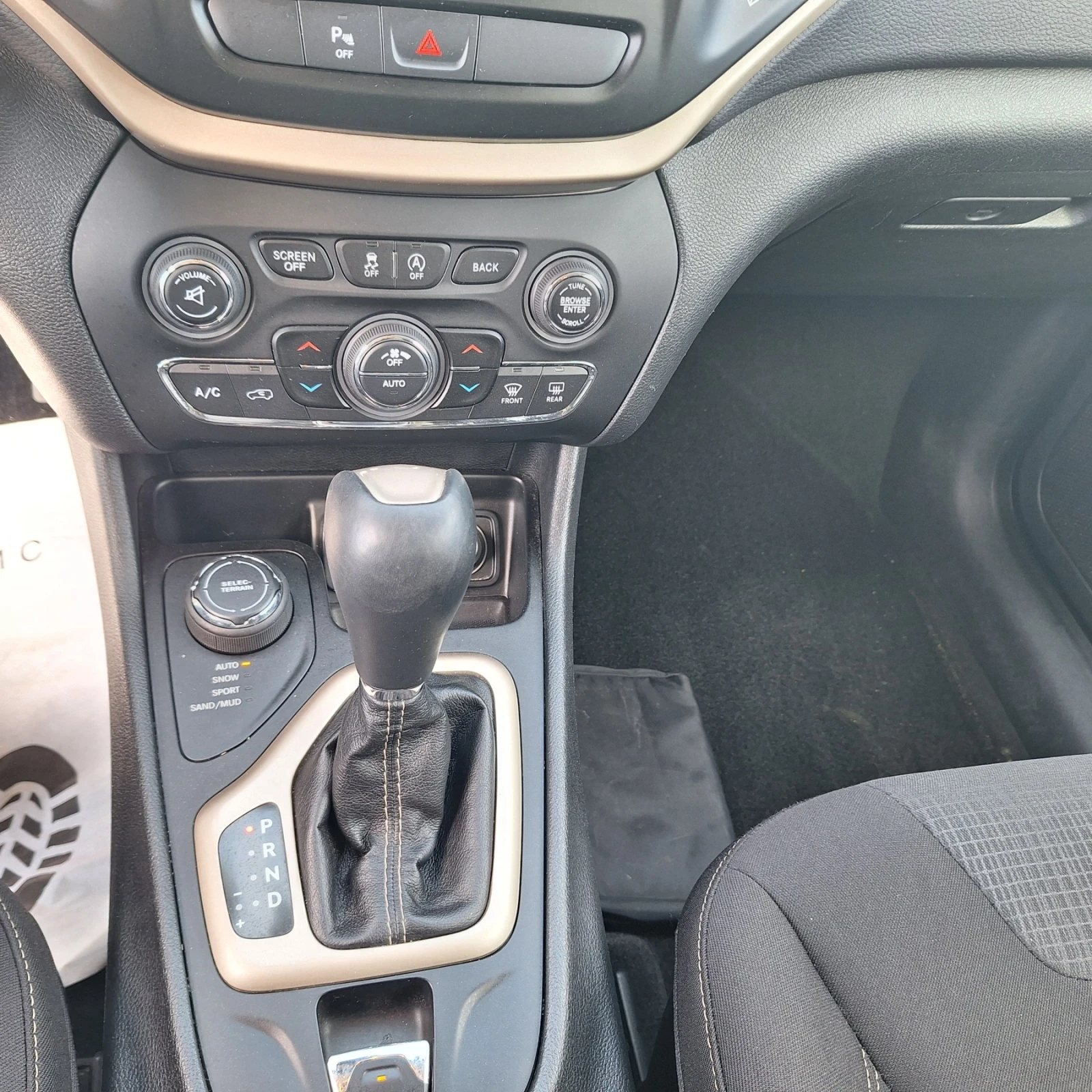 Jeep Cherokee 2.2 дизел 4х4 топ състояние, снимка 10 - Автомобили и джипове - 55669110