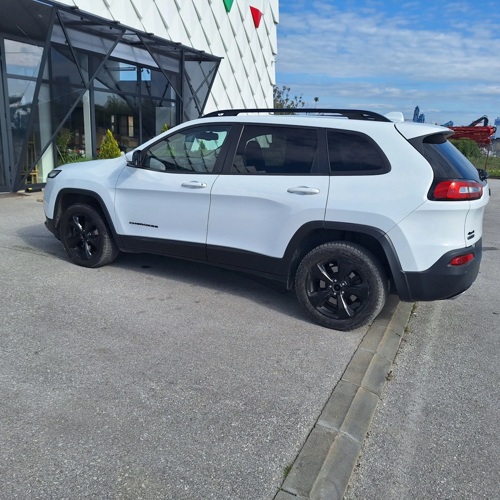 Jeep Cherokee 2.2 дизел 4х4 топ състояние, снимка 7 - Автомобили и джипове - 55669110