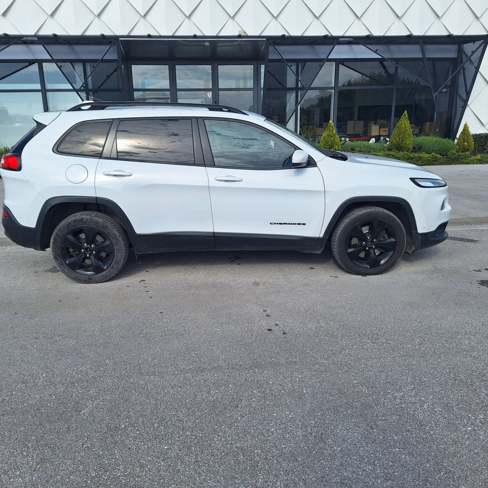 Jeep Cherokee 2.2 дизел 4х4 топ състояние, снимка 6 - Автомобили и джипове - 55669110