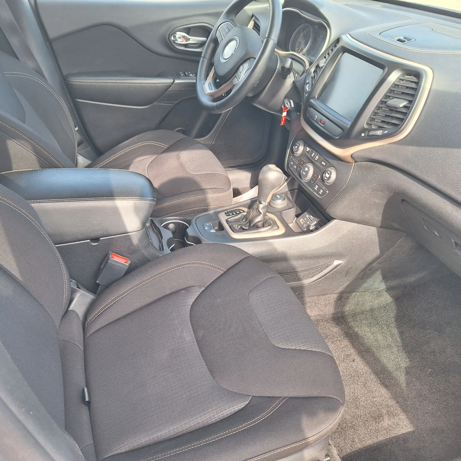 Jeep Cherokee 2.2 дизел 4х4 топ състояние, снимка 15 - Автомобили и джипове - 55669110