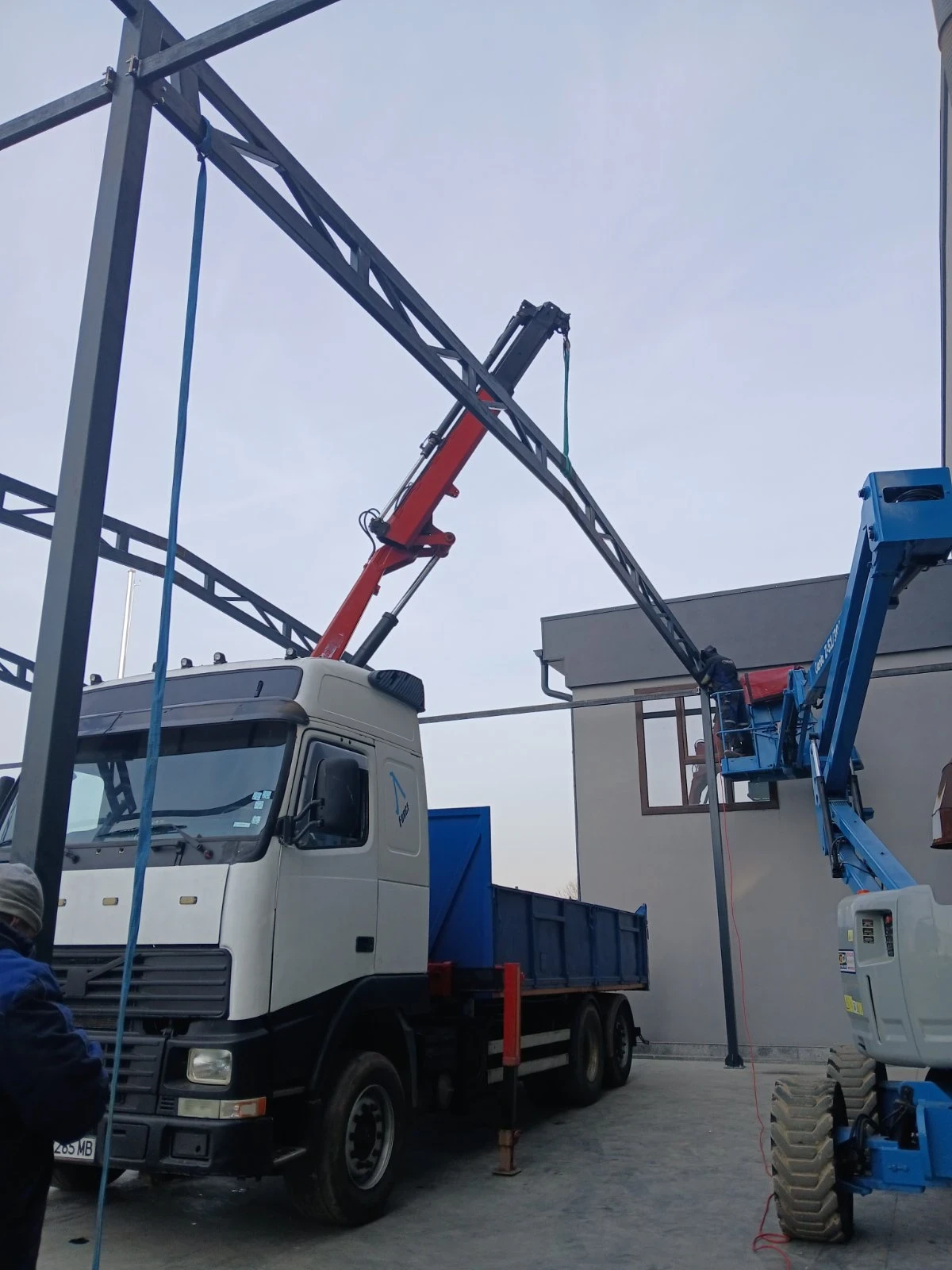 Volvo F12 Самосвал с кран 12 метра , снимка 1