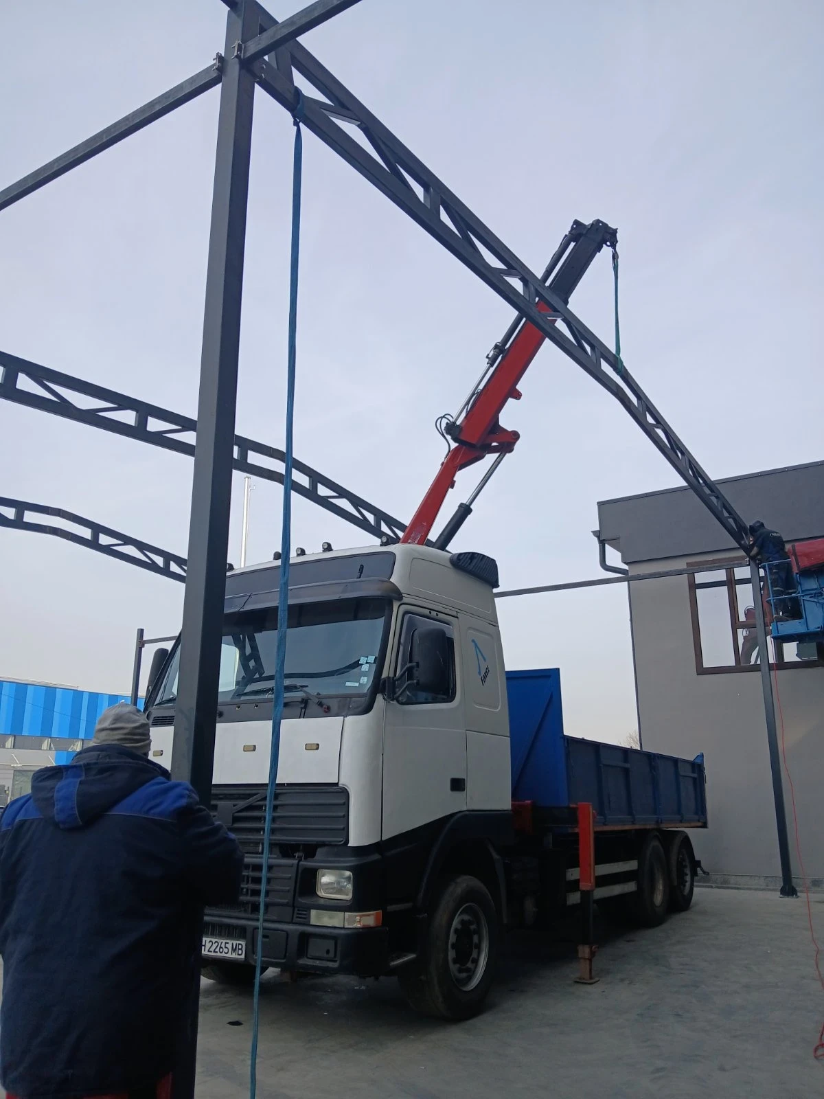 Volvo F12 Самосвал с кран 12 метра  - изображение 3