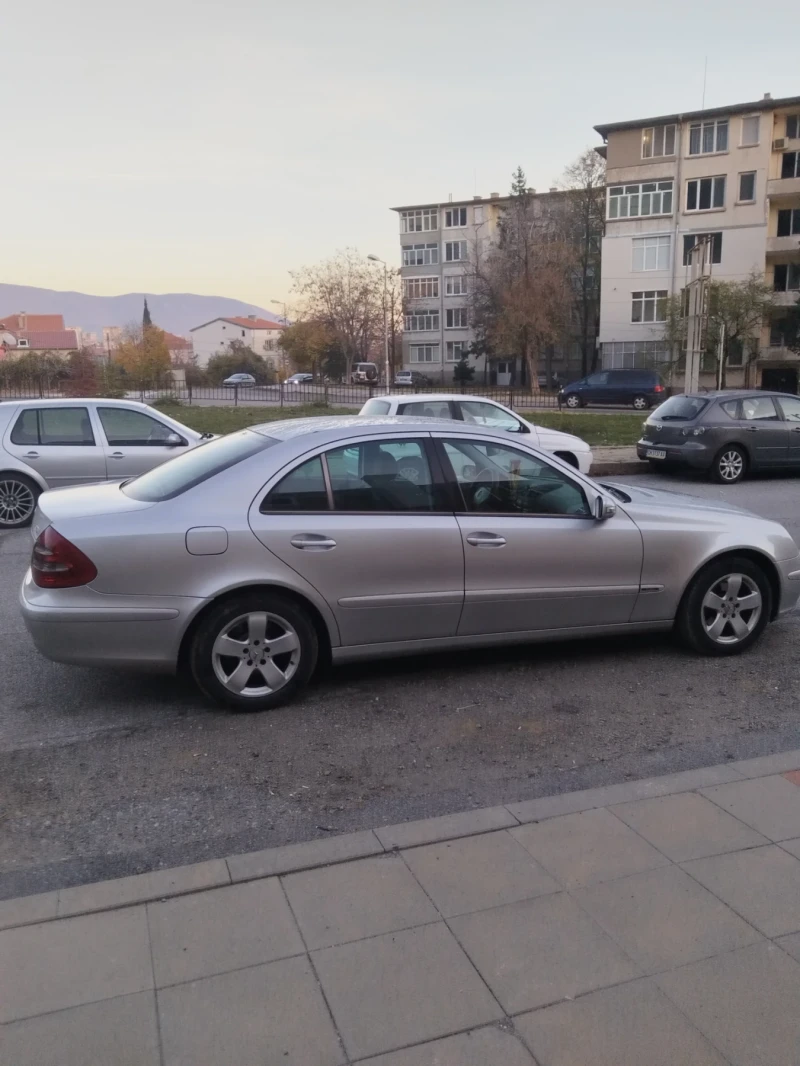 Mercedes-Benz E 220, снимка 5 - Автомобили и джипове - 48132579