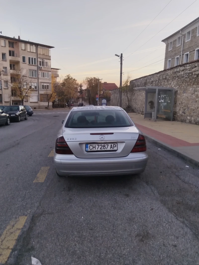 Mercedes-Benz E 220, снимка 4 - Автомобили и джипове - 48132579