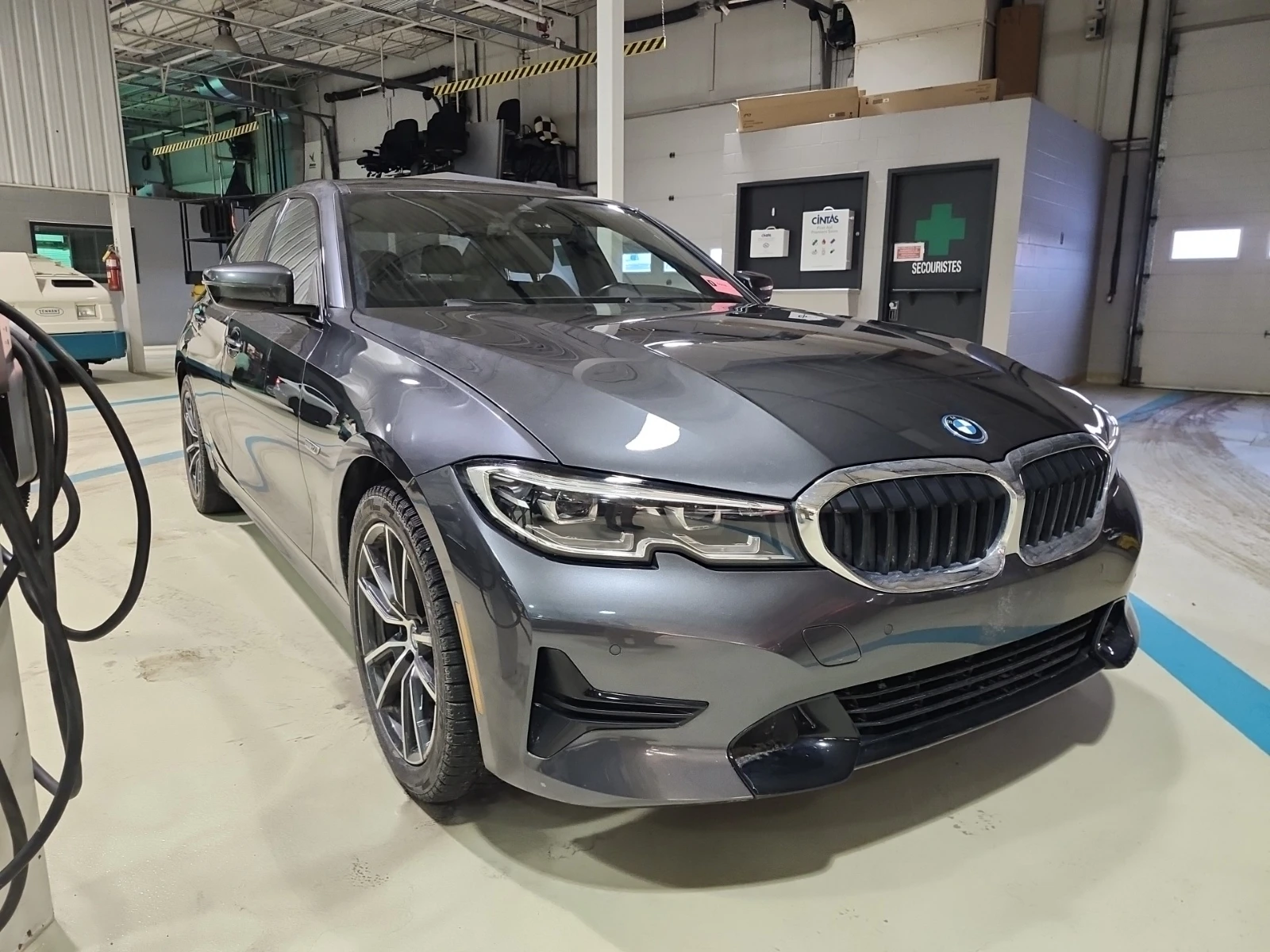 BMW 330 330E xDrive * CARFAX * ОПЦИЯ ЗА ФИНАНСИРАНЕ * , снимка 1