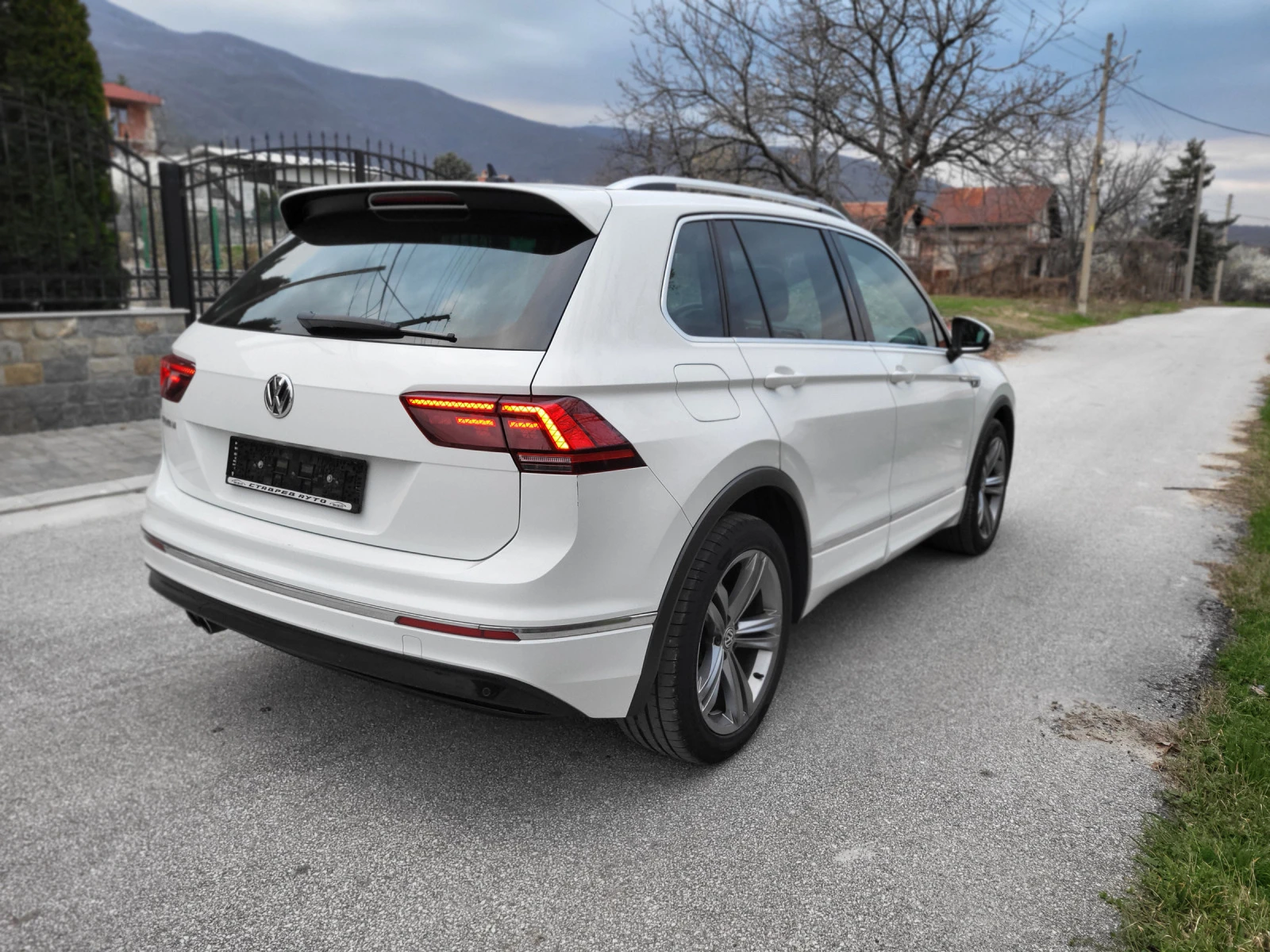 VW Tiguan Rline 2.0D - изображение 4