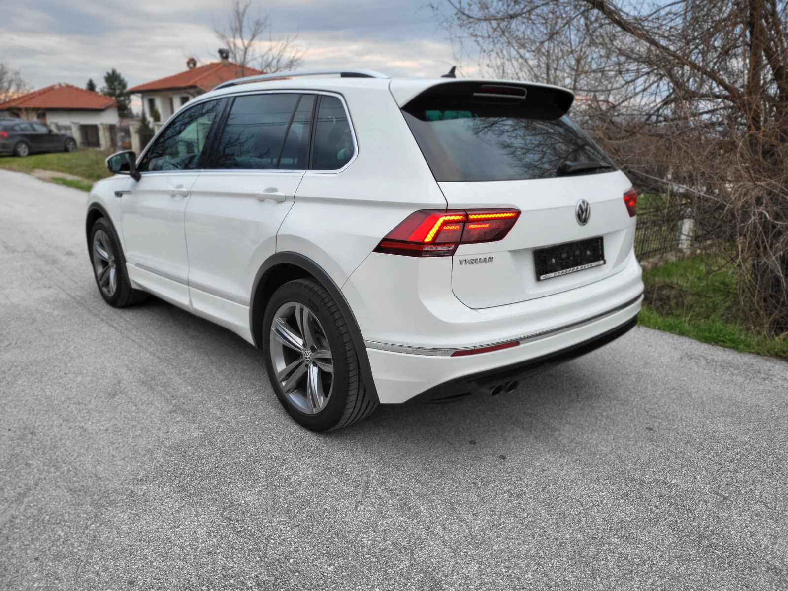 VW Tiguan Rline 2.0D - изображение 5