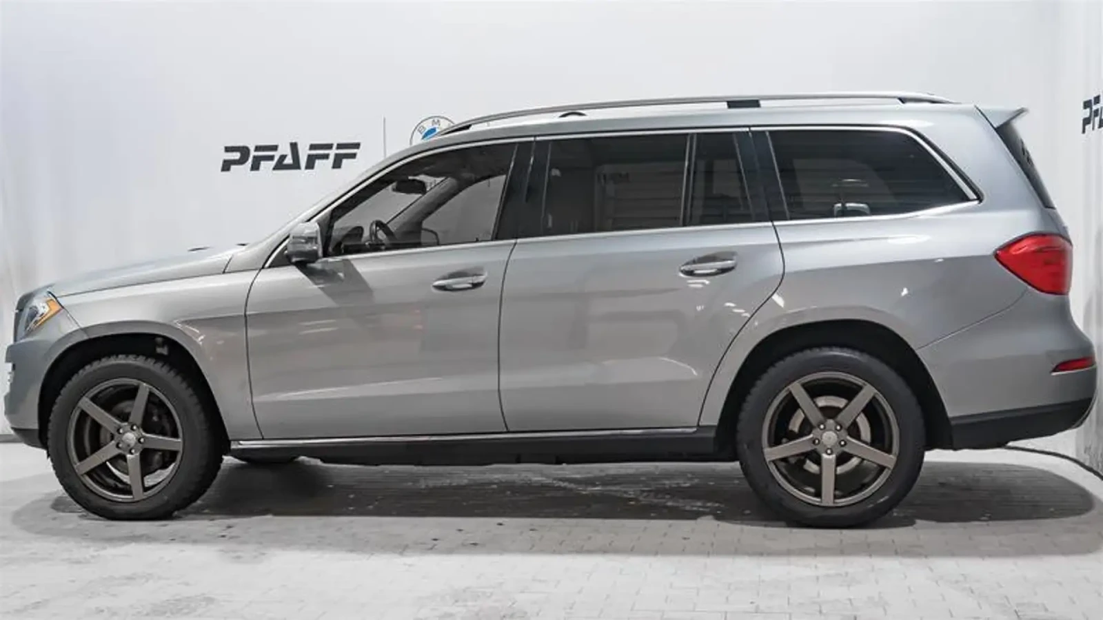Mercedes-Benz GL 350 BlueTEC* AMG* Harman Kardon, снимка 3 - Автомобили и джипове - 55146140