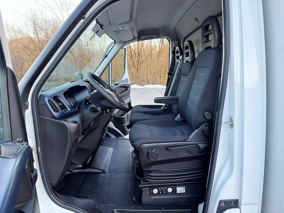 Iveco 35c18 3.0* HI-MATIC* БОРД* ФУРГОН+ ЩОРА* КЛИМА* 3.5т, снимка 9 - Бусове и автобуси - 52861673