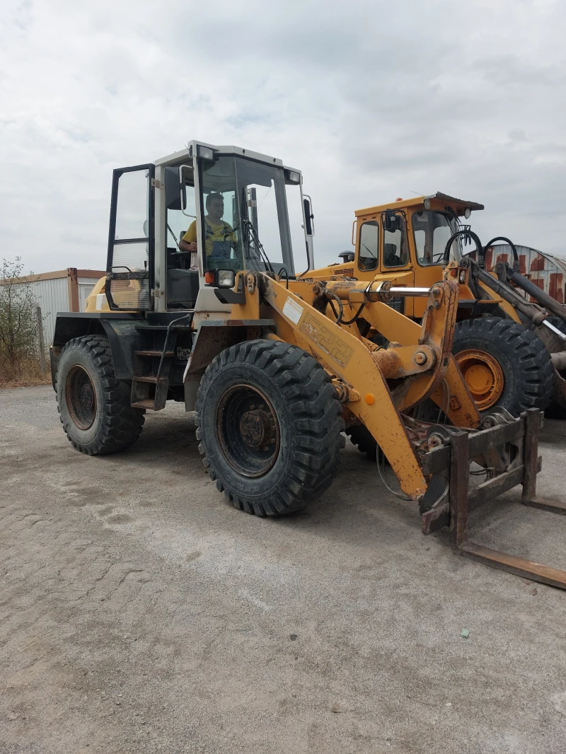Челен товарач Liebherr L 522, снимка 2 - Индустриална техника - 52416383