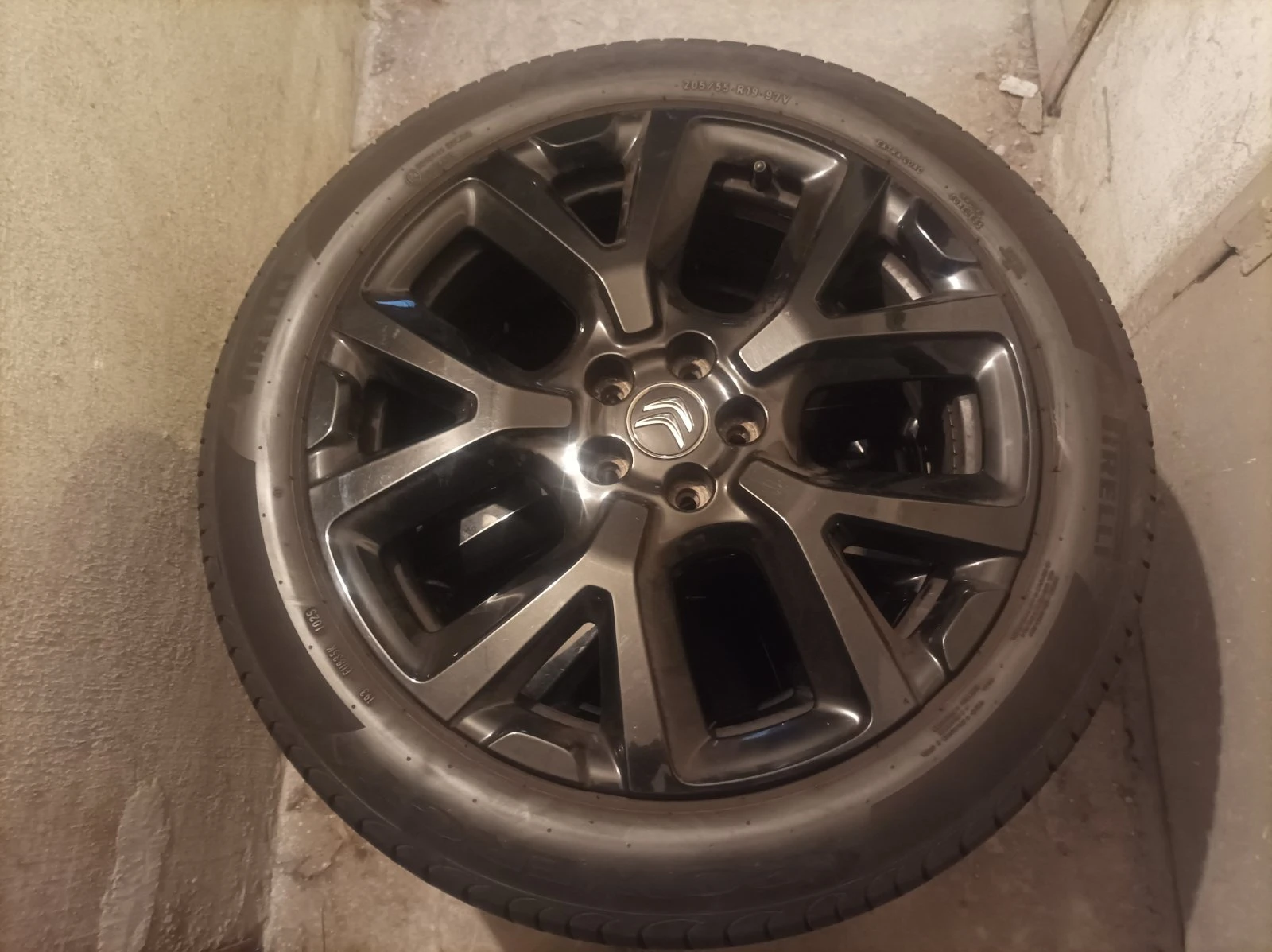 Гуми с джанти Pirelli 205/55R19, снимка 3 - Гуми и джанти - 54038993