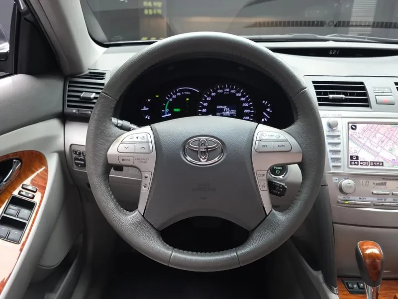 Toyota Camry  Hybrid, снимка 13 - Автомобили и джипове - 56589935