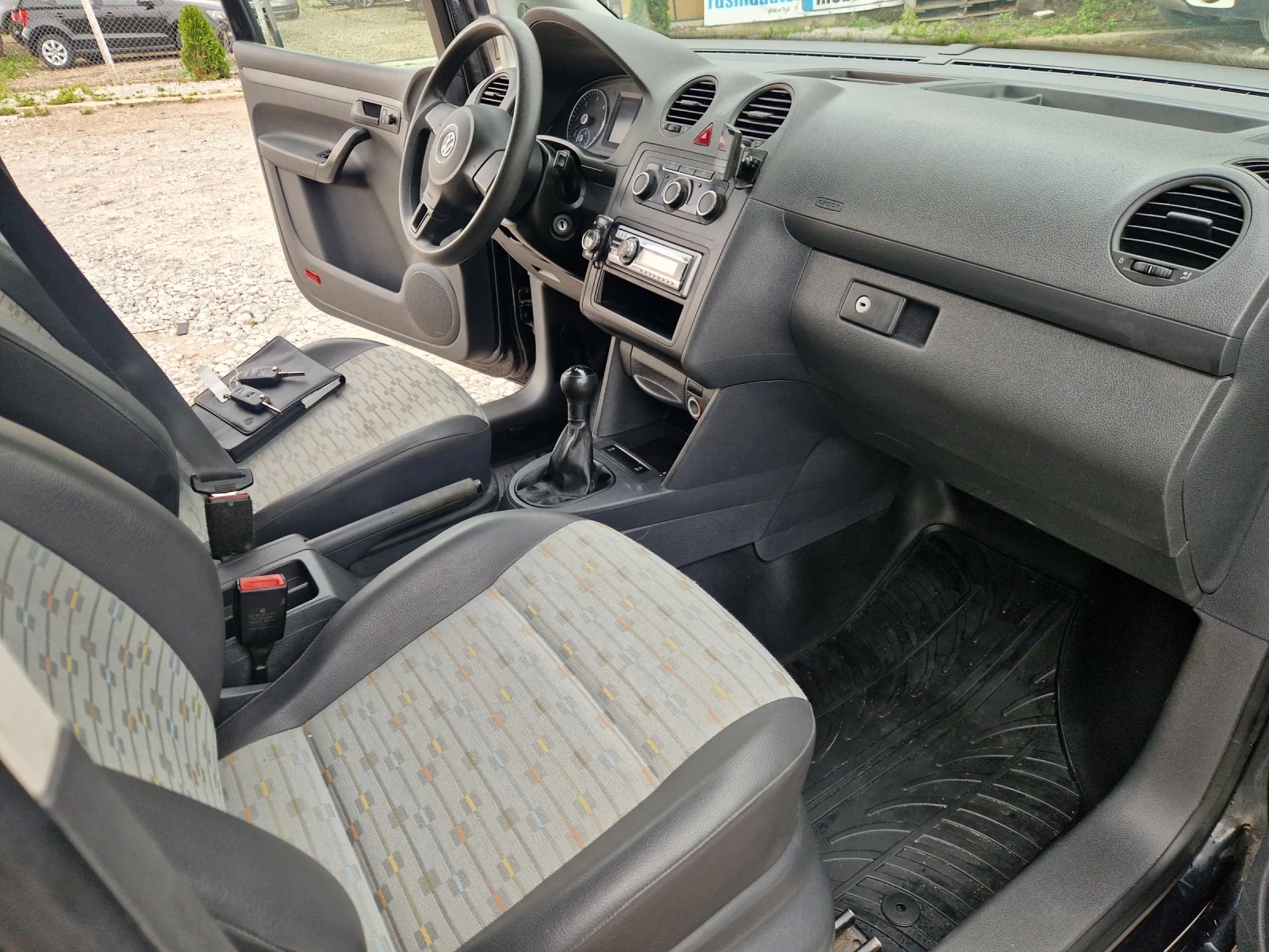 VW Caddy 1.6 TDI, снимка 10 - Автомобили и джипове - 54801576