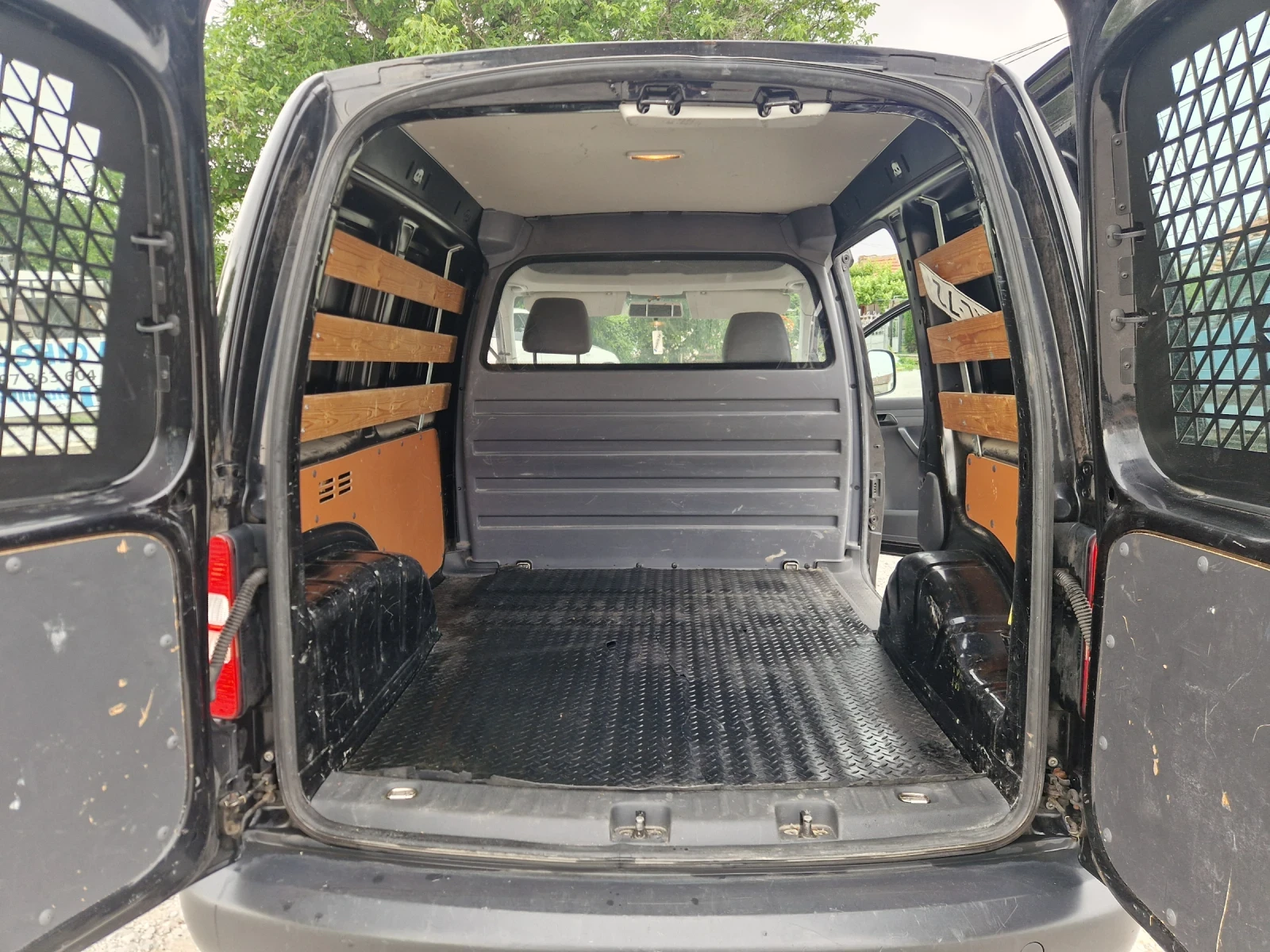 VW Caddy 1.6 TDI, снимка 13 - Автомобили и джипове - 54801576