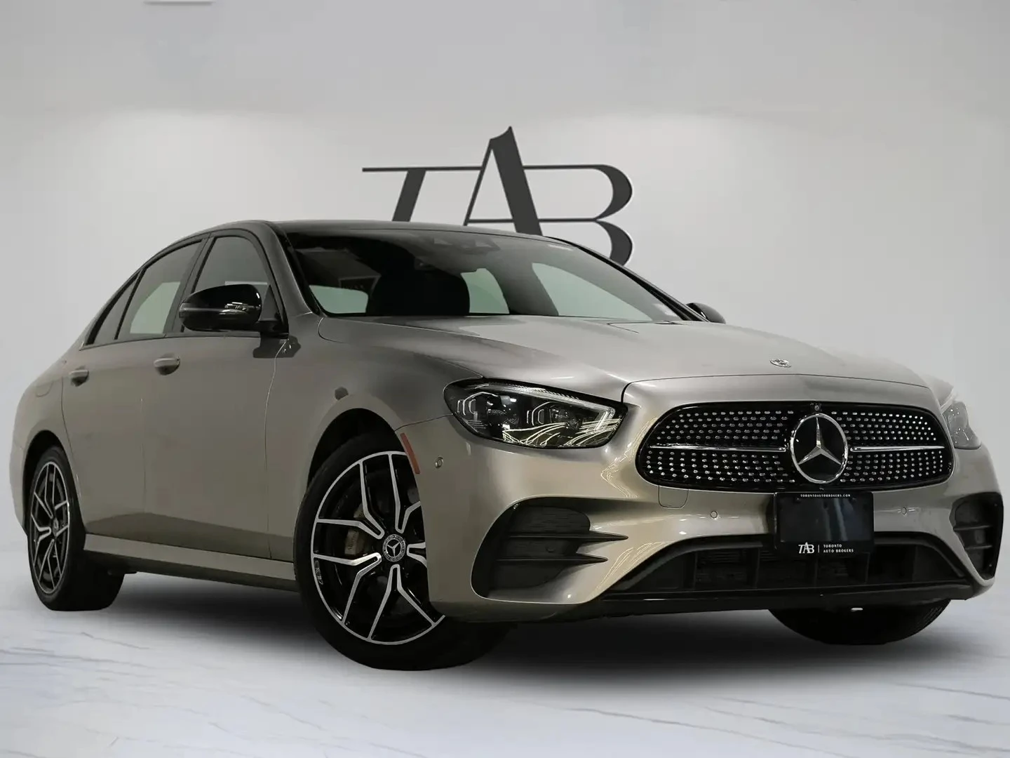 Mercedes-Benz E 450 4MATIC/AMG-LINE/DRIVE-ASSISTS/SUNROOF, снимка 2 - Автомобили и джипове - 55693963