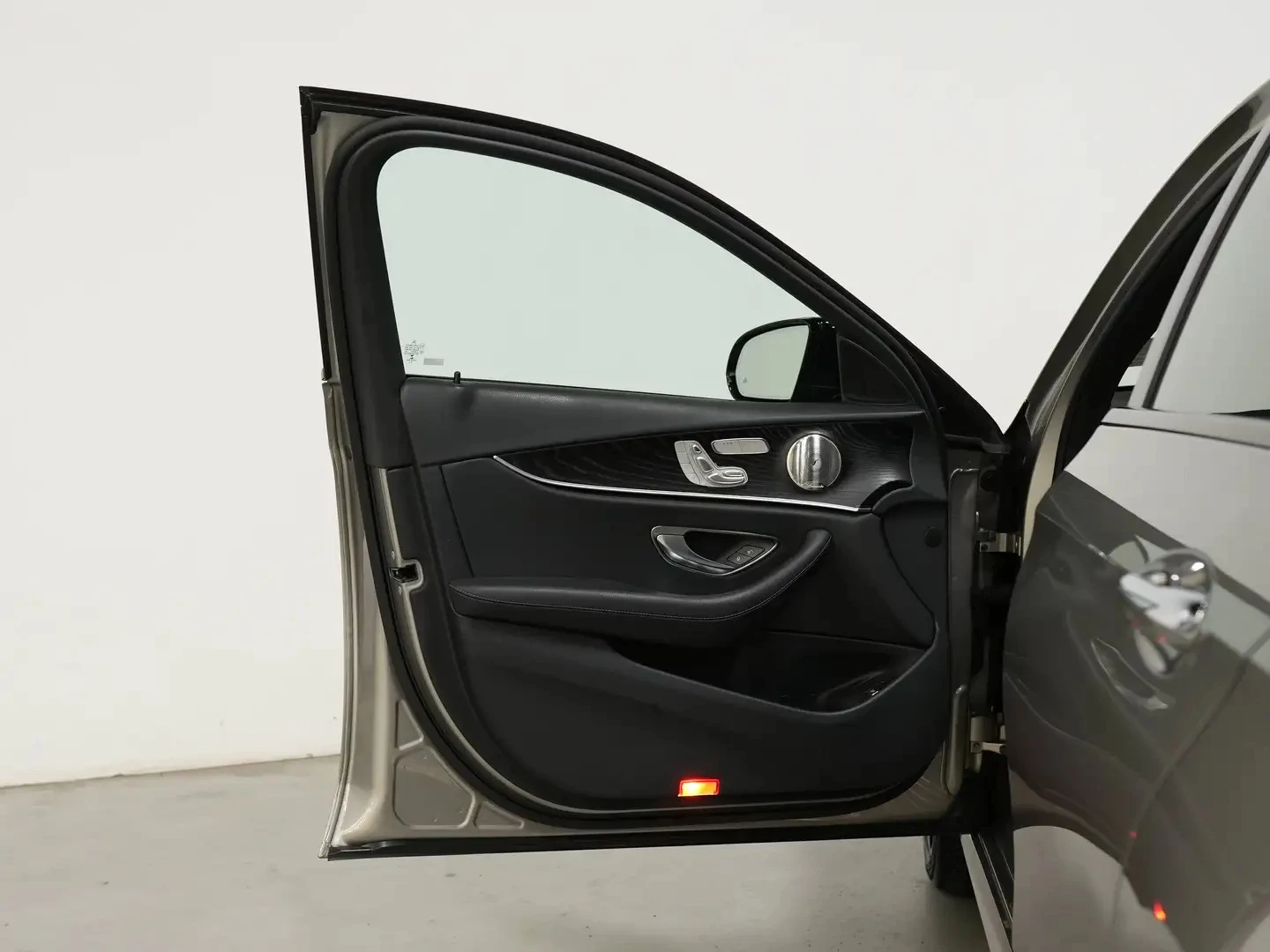 Mercedes-Benz E 450 4MATIC/AMG-LINE/DRIVE-ASSISTS/SUNROOF, снимка 7 - Автомобили и джипове - 55693963