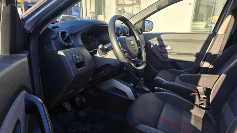 Dacia Duster 1.3 TCE, снимка 11 - Автомобили и джипове - 52884432
