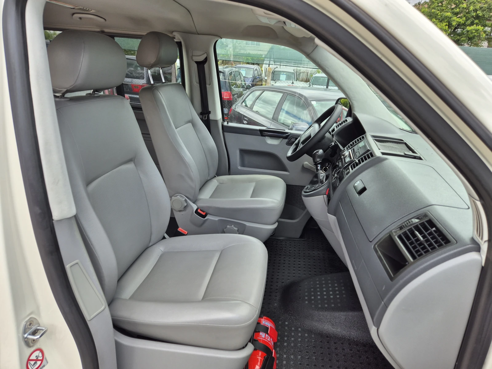 VW T5 * 1.9-TDI* 8+ 1* КЛИМА* КОЖА* , снимка 11 - Бусове и автобуси - 54892610