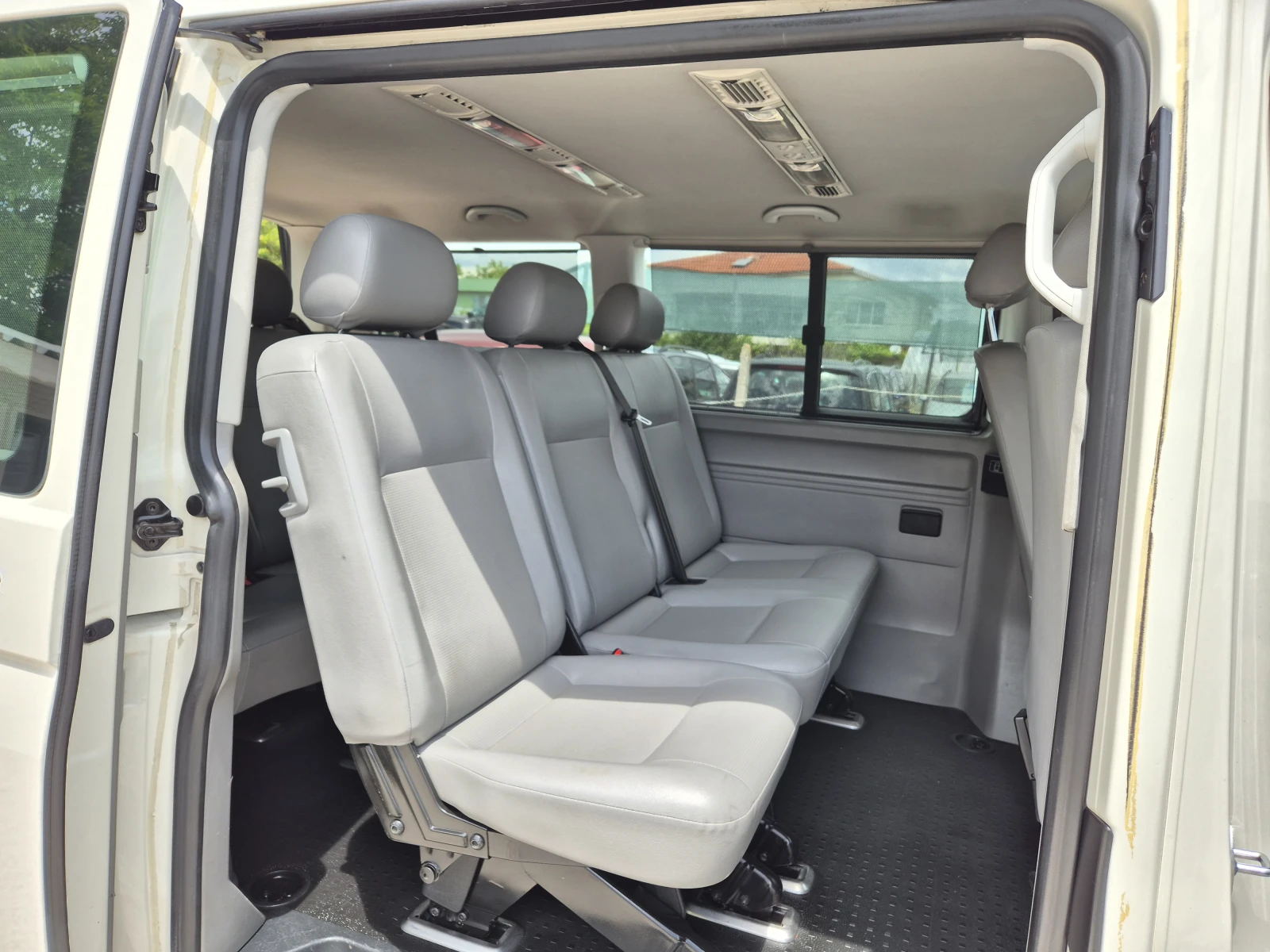 VW T5 * 1.9-TDI* 8+ 1* КЛИМА* КОЖА* , снимка 12 - Бусове и автобуси - 54892610