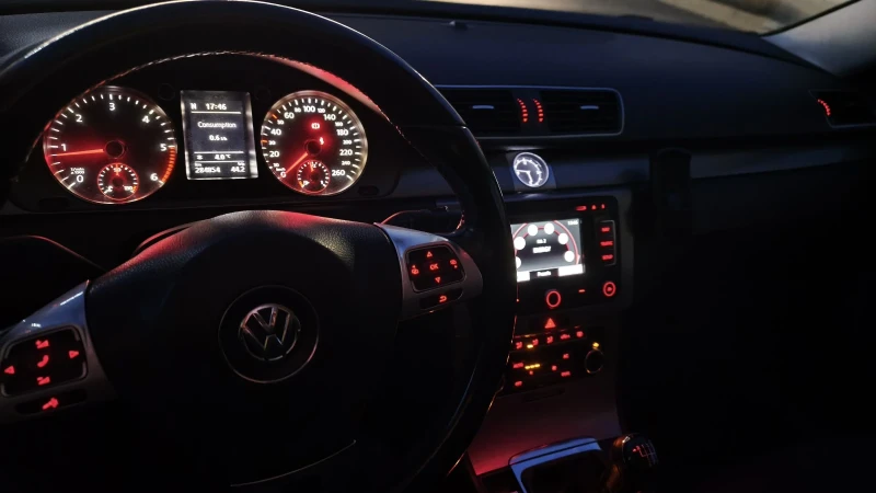 VW Passat 2.0 TDI, снимка 13 - Автомобили и джипове - 53249711